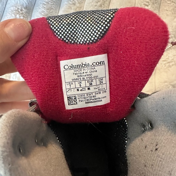 NWOT never worn Columbia Hiking Boots - Picture 5 of 6